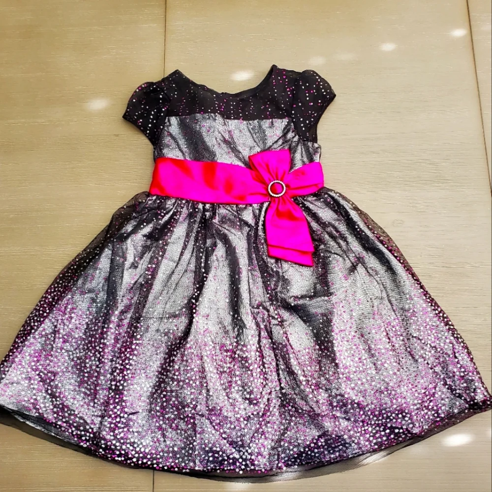 Girls fancy dress, size 5, colors; black, platinum, and Magenta